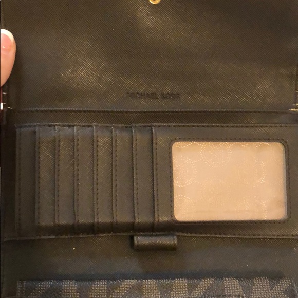COPY - Michael Kors Large Trifold Wallet ⭐️MUST GO⭐️ - Picture 4 of 8